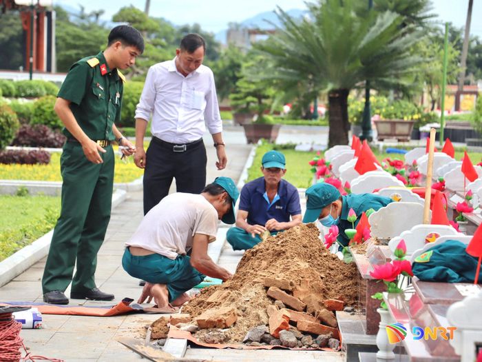 Tổ chức cất bốc, thu thập hài cốt liệt sĩ chưa xác định thông tin để giám định. Ảnh: QUỐC TUẤN