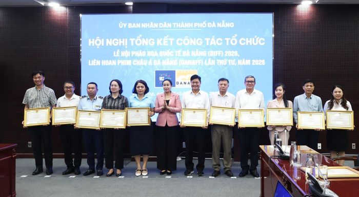 Phó Chủ tịch UBND thành phố Nguyễn Thị Anh Thi (thứ 6 từ trái sang) trao bằng khen cho các tập thể có thành tích trong tổ chức 2 sự kiện. Ảnh: NGỌC HÀ