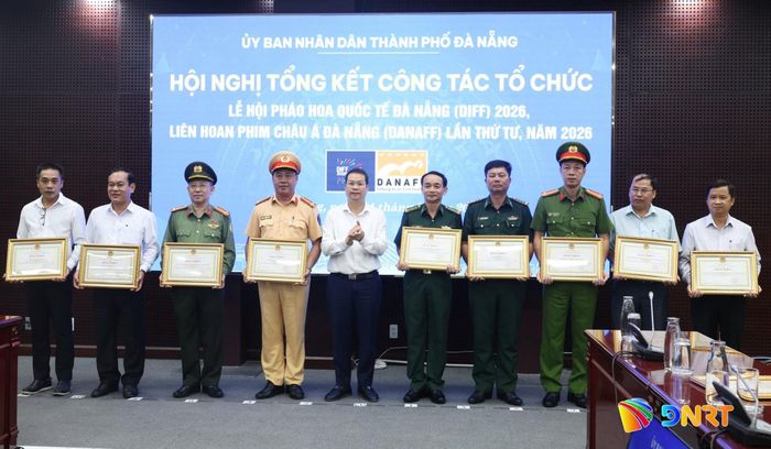 Chủ tịch UBND thành phố Nguyễn Mạnh Hùng (thứ 5 từ trái sang) trao bằng khen cho các tập thể có thành tích trong tổ chức 2 sự kiện. Ảnh: NGỌC HÀ