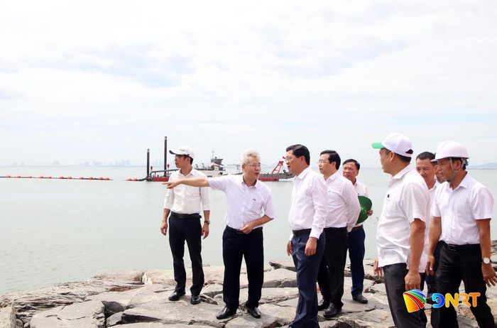 Đoàn thẩm tra Ban Đô thị HĐND thành phố kiểm tra thực tế tại khu vực Cảng Liên Chiểu. Ảnh: TRỌNG HUY