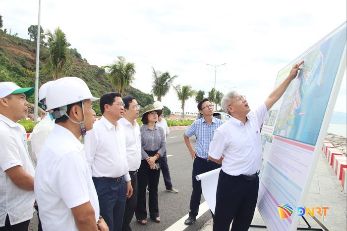 Đoàn thẩm tra Ban Đô thị HĐND thành phố kiểm tra thực tế tại khu vực Cảng Liên Chiểu. Ảnh: TRỌNG HUY