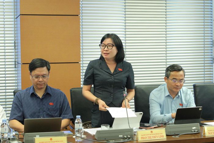 Đại biểu Phan Thị Thúy Linh phát biểu thảo luận tại tổ. Ảnh: Quốc hội