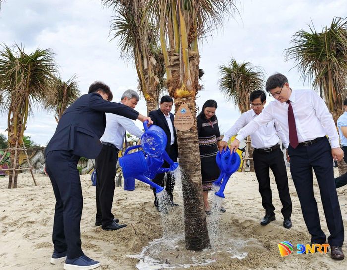 Các đại biểu thực hiện nghi thức trồng dừa tại bãi biển du lịch Đà Nẵng. Ảnh: NGỌC HÀ
