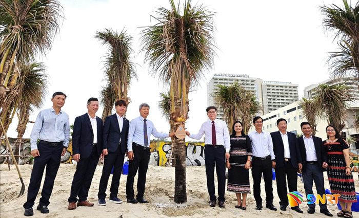 Các đại biểu gắn biển lưu niệm tại bãi biển du lịch Đà Nẵng. Ảnh: NGỌC HÀ
