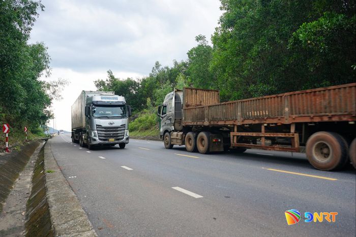 Được đưa vào sử dụng từ năm 2008, mỗi ngày, tuyến đường tránh Nam Hải Vân đón lượng lớn phương tiện di chuyển từ hướng quốc lộ 1A, hầm Hải Vân, cảng Tiên Sa, quốc lộ 14B... Ảnh: XUÂN SƠN