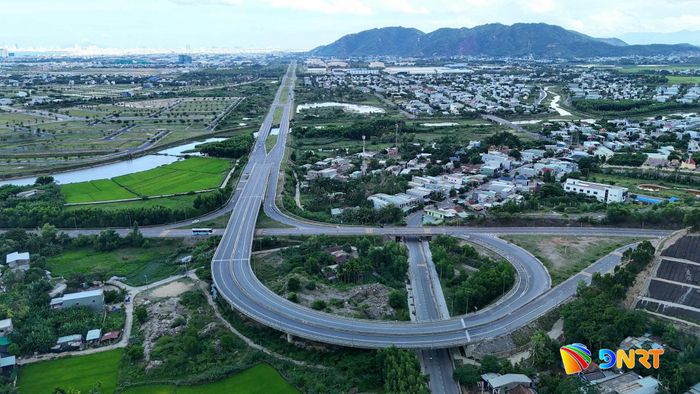 Điểm cuối tuyến khớp nối với Dự án Tuyến đường kết nối đường Vành đai phía Tây đến cao tốc La Sơn - Túy Loan (phía sau Khu công nghệ cao Đà Nẵng), thuộc phường Liên Chiểu. Ảnh: XUÂN SƠN