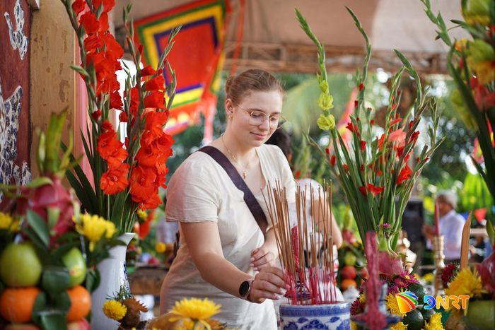 Du khách quốc tế tham gia Lễ hội Cầu Bông ở làng rau Trà Quế. Ảnh: XUÂN SƠN