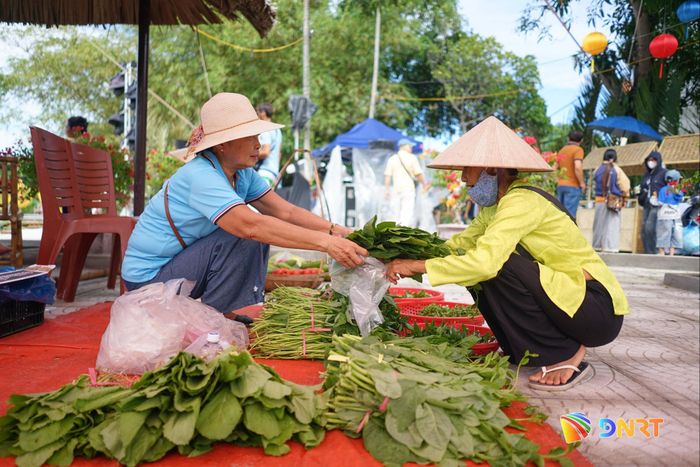 Rau Trà Quế có mặt tại phiên chợ quê sản vật địa phương bên sông Cổ Cò. Ảnh: XUÂN SƠN