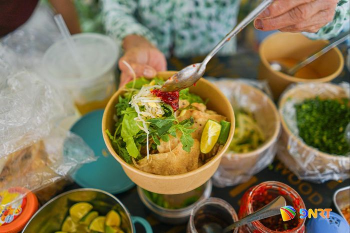 Tô mỳ Quảng Phú Chiêm đặc trưng của xứ Quảng tại không gian lễ hội bên sông Cổ Cò. Ảnh: XUÂN SƠN