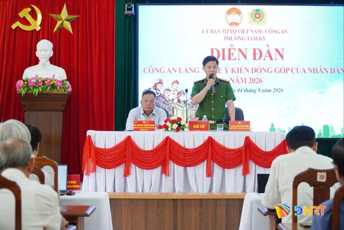 Lãnh đạo Công an phường Tam Kỳ tiếp thu, trao đổi làm rõ các ý kiến nêu tại diễn đàn. Ảnh: N.ĐOAN