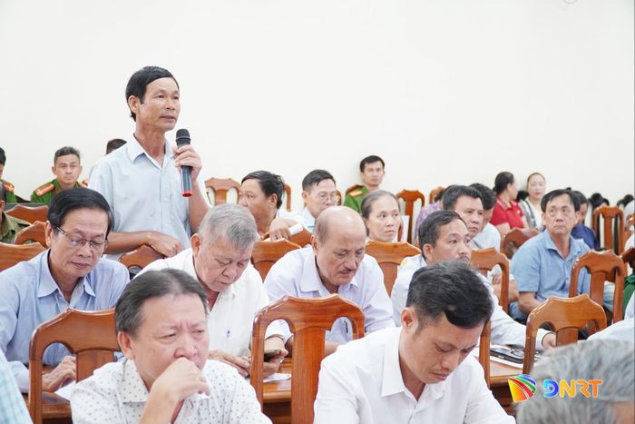Người dân phát biểu góp ý lực lượng Công an phường Tam Kỳ. Ảnh: N.ĐOAN