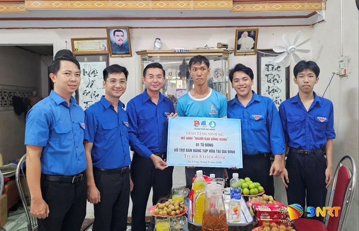 Phó Bí thư Thành đoàn Đà Nẵng Nguyễn Bá Duân (thứ 3, bên trái qua) trao sinh kế cho thanh niên khuyết tật. Ảnh: LAM PHƯƠNG