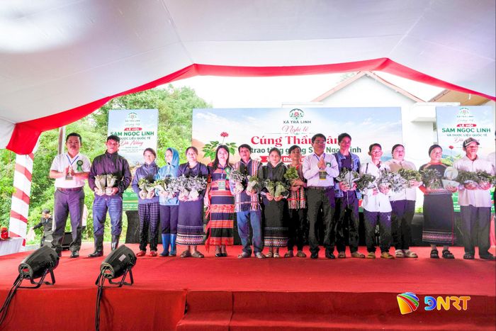 Chính quyền xã Trà Linh và Hội Doanh nghiệp xã Trà Linh trao cây sâm giống cho các hộ gia đình ở 5 xã vùng cao vùng núi Ngọc Linh. Ảnh: HOÀNG ĐẠO