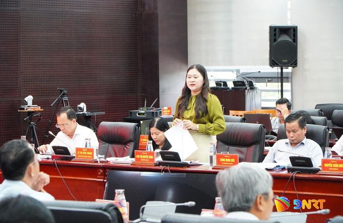 Giám đốc Sở Nội vụ Cao Thị Huyền Trân báo cáo về phương án sắp xếp cơ sở giáo dục, đơn vị sự nghiệp công lập trên địa bàn thành phố. Ảnh: VINH ANH