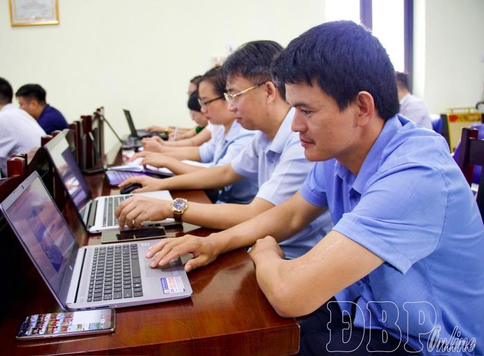 Cán bộ, công chức, viên chức xã Mường Pồn tham gia lớp tập huấn về công nghệ thông tin.