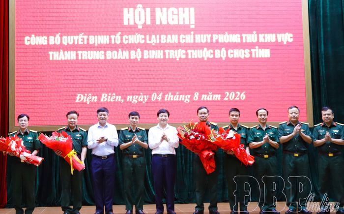 Lãnh đạo tỉnh và lãnh đạo Bộ Chỉ huy Quân sự tỉnh tặng hoa chúc mừng Đảng ủy, Ban Chỉ huy 2 Trung đoàn mới thành lập.