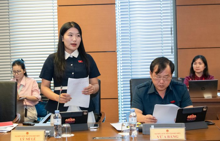 Đại biểu Lỳ Mì Lé, đoàn ĐBQH tỉnh Điện Biên phát biểu ý kiến tại phiên thảo luận.