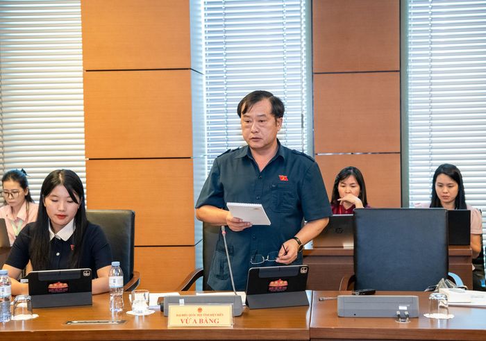 Đại biểu Quốc hội Vừ A Bằng phát biểu ý kiến tại phiên thảo luận.