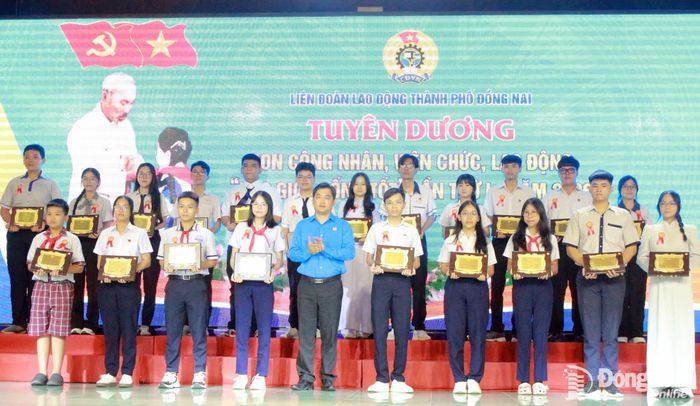 Thành ủy viên, Phó Chủ tịch Ủy ban MTTQ Việt Nam thành phố, Chủ tịch Liên đoàn Lao động thành phố Đồng Nai Nguyễn Quốc Dũng trao khen thưởng cho các em học sinh.