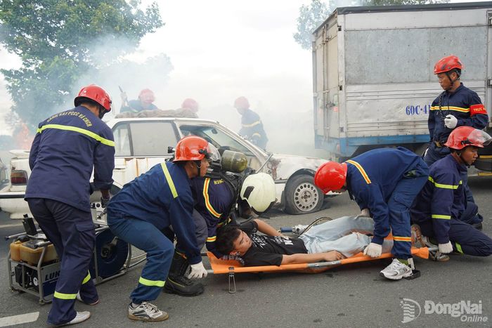 Các lực lượng phối hợp đưa nạn nhân ra khỏi phương tiện, tổ chức sơ cấp cứu tại hiện trường trong tình huống giả định.