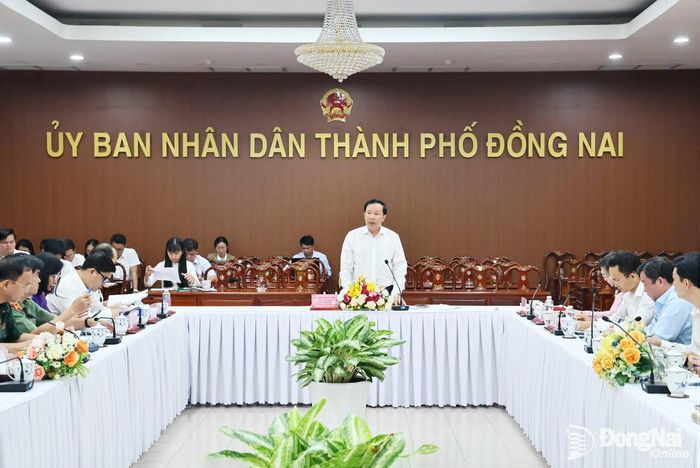 Phó Bí thư Thành ủy, Chủ tịch UBND thành phố Nguyễn Văn Út phát biểu tại phiên họp. Ảnh: Công Nghĩa