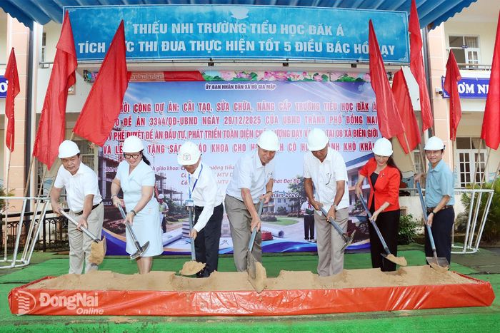 Đại biểu thực hiện nghi thức khởi công xây dựng dự án tại Trường tiểu học Đăk Á. Ảnh: Quang Minh