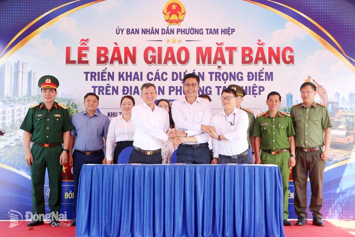 Phường Tam Hiệp thực hiện bàn giao mặt bằng 3 dự án trọng điểm cho các đơn vị triển khai thực hiện dự án. Ảnh: Phạm Tùng