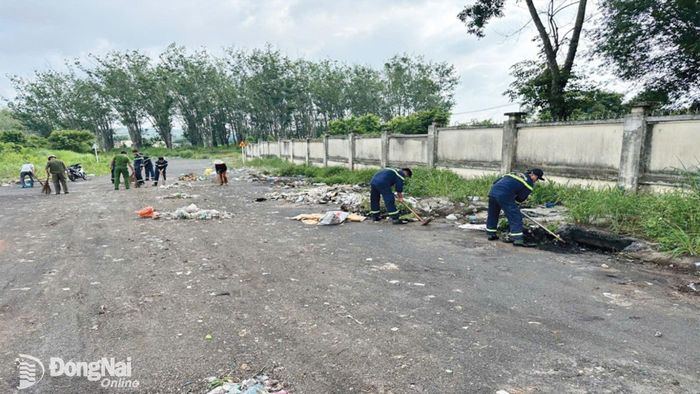 CBCS thu gom rác thải và khơi thông hệ thống thoát nước.