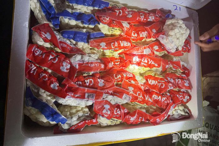 Hơn 800kg thực phẩm là cá viên, tôm viên và bò viên đang được cơ quan chức năng tạm giữ. Ảnh: CTV