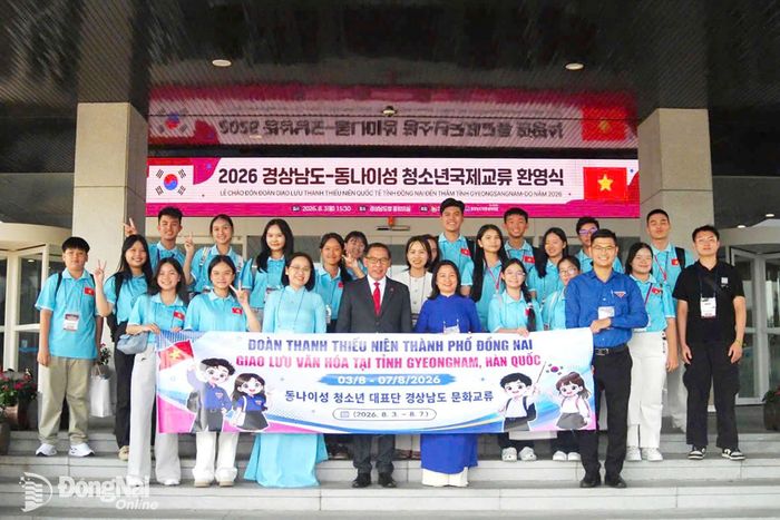 Đoàn công tác thành phố Đồng Nai chụp hình lưu niệm tại trụ sở chính quyền tỉnh Gyeongnam, Hàn Quốc. Ảnh: Thanh Phương