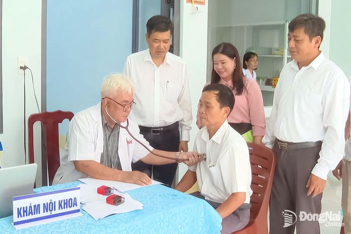 Lãnh đạo phường Chơn Thành và Sở Y tế thành phố thăm, động viên các y, bác sĩ thực hiện khám bệnh cho người dân sau lễ phát động. Ảnh: Đỗ Trình