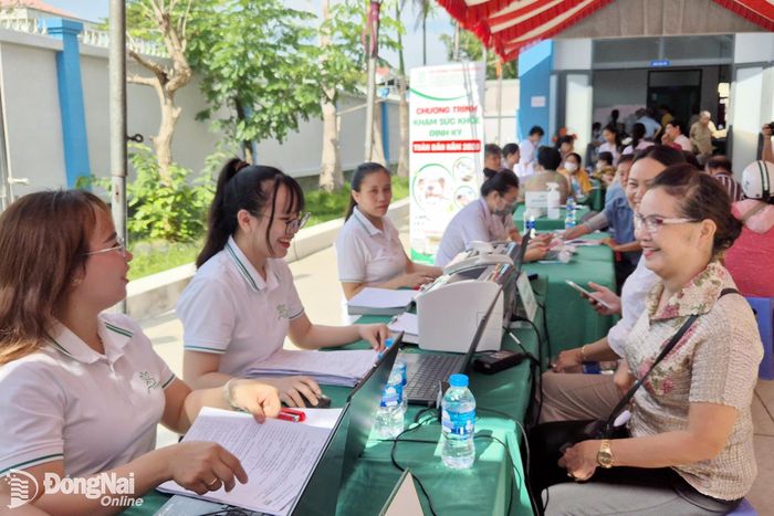 Nhân viên các bệnh viện, phòng khám cập nhật thông tin sức khỏe của người dân lên Sổ sức khỏe điện tử trên ứng dụng VNeID. Ảnh: Hạnh Dung