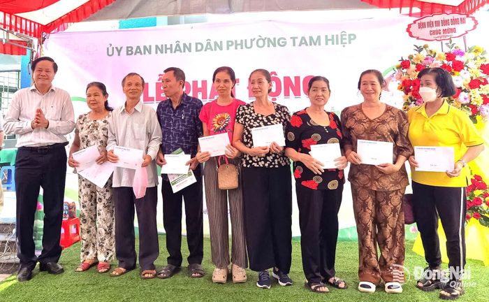 Người cao tuổi trên địa bàn phường được tặng quà tại chương trình. Ảnh: Mai Hiền