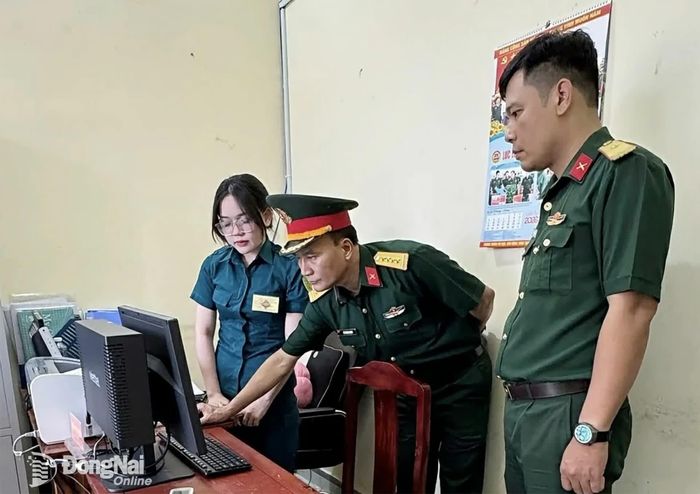 Đại tá Võ Thành Danh (giữa) trực tiếp kiểm tra tại Ban Chỉ huy Quân sự xã Tân An. Ảnh: ĐVCC