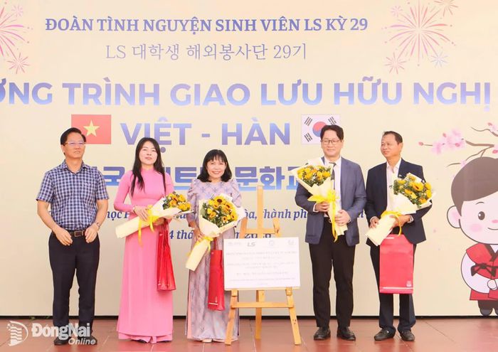 Lãnh đạo UBND phường Biên Hòa tri ân các cá nhân, đơn vị đóng góp hỗ trợ địa phương thực hiện chương trình giao lưu. Ảnh: Văn Truyên