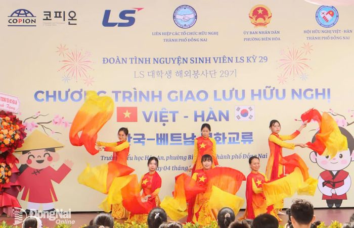 Hội viên Hội Hữu nghị Việt Nam - Hàn Quốc thành phố Đồng Nai biểu diễn văn nghệ trong chương trình giao lưu. Ảnh: Văn Truyên