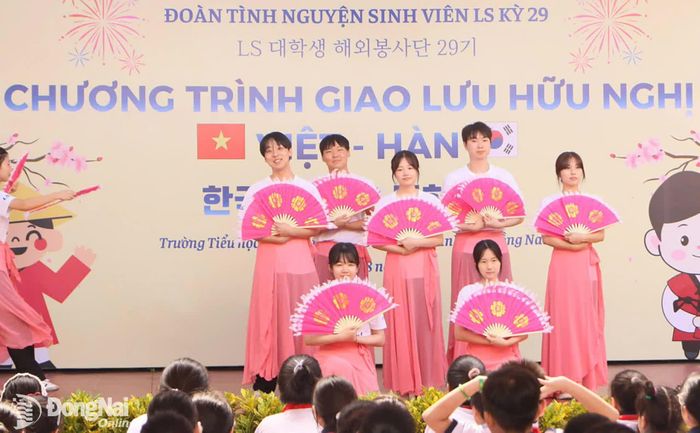 Thành viên Đoàn tình nguyện sinh viên LS kỳ 29 của Hàn Quốc biểu diễn văn nghệ trong chương trình giao lưu. Ảnh: Văn Truyên