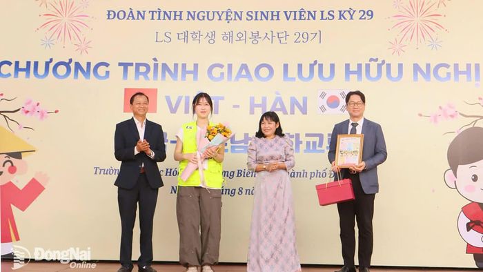 Lãnh đạo Hội Hữu nghị Việt Nam - Hàn Quốc thành phố Đồng Nai, Trường tiểu học Hóa An tri ân Đoàn tình nguyện sinh viên Hàn Quốc và nhà tài trợ. Ảnh: Văn Truyên