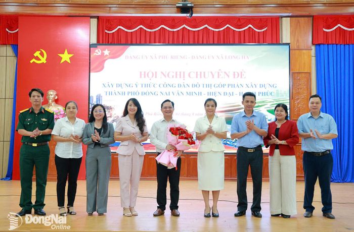 Lãnh đạo 2 xã Phú Riềng, Long Hà tặng hoa cảm ơn đồng chí Hà Anh Dũng. Ảnh: Thành Nguyện