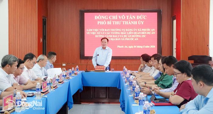 Phó Bí thư Thành ủy Võ Tấn Đức phát biểu tại buổi làm việc với các đơn vị về tiến độ các dự án. Ảnh: Phạm Tùng