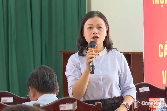 Đại diện Bảo hiểm xã hội thành phố Đồng Nai triển khai tuyên truyền về các chính sách mới và lợi ích khi tham gia bảo hiểm y tế, bảo hiểm thất nghiệp. Ảnh: Văn Đoàn