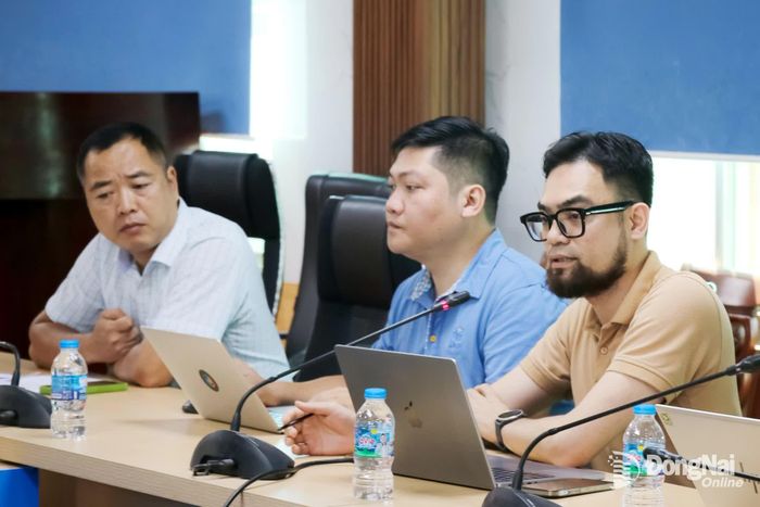 Đại diện doanh nghiệp công nghệ giới thiệu, chia sẻ các giải pháp số tại buổi làm việc. Ảnh: Hải Quân