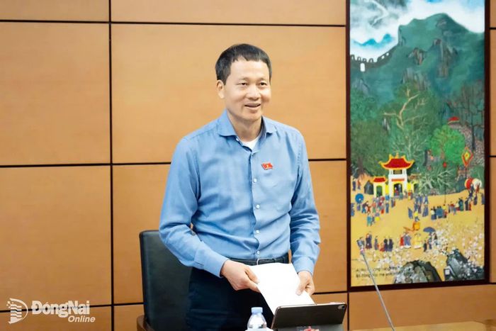 Đồng chí Vũ Hồng Văn, Ủy viên Trung ương Đảng, Bí thư Thành ủy, Trưởng đoàn Đại biểu Quốc hội thành phố Đồng Nai phát biểu tại phiên thảo luận tổ. Ảnh: CTV