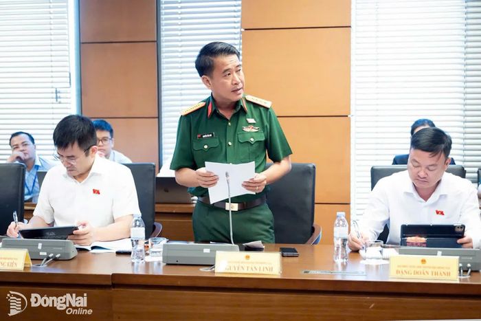 Đại biểu Nguyễn Tấn Linh, Đoàn Đại biểu Quốc hội thành phố Đồng Nai phát biểu thảo luận tại tổ. Ảnh: CTV