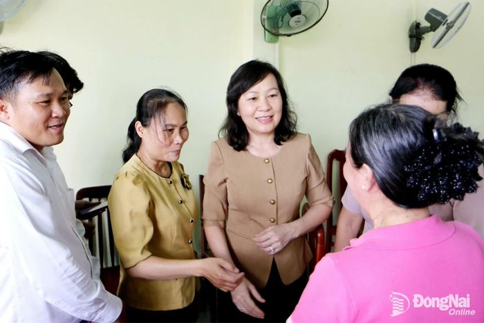 Phó Bí thư Thành ủy, Chủ tịch Ủy ban MTTQ Việt Nam thành phố Huỳnh Thị Hằng trao đổi với Ban Thường trực Ủy ban MTTQ Việt Nam phường Biên Hòa và Ban công tác Mặt trận các khu phố. Ảnh: Văn Truyên