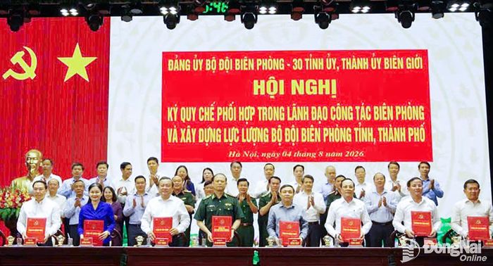 Lãnh đạo các Tỉnh ủy, Thành ủy có biên giới và Đảng ủy Bộ đội Biên phòng ký quy chế phối hợp. Ảnh: ĐVCC