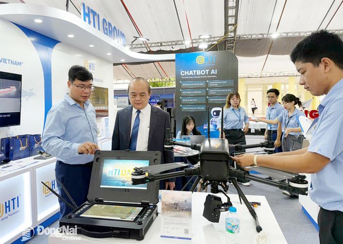 Lãnh đạo Sở Khoa học và Công nghệ thành phố Đồng Nai nghe đại diện các doanh nghiệp giới thiệu sản phẩm công nghệ mới tại sự kiện Techfest Hai Phong 2026. Ảnh: CTV