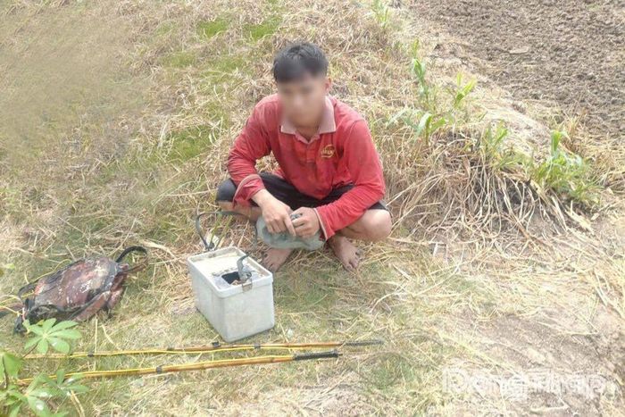 Công an xã Đồng Sơn phát hiện đối tượng đang sử dụng công cụ kích điện để đánh bắt cá.
