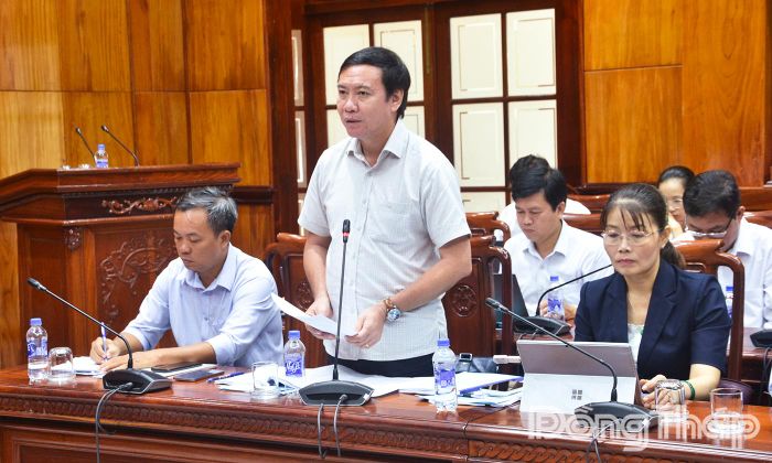 Đồng chí Lê Hà Luân, Tỉnh ủy viên, Giám đốc Sở Nông nghiệp và Môi trường phát biểu tại buổi họp.