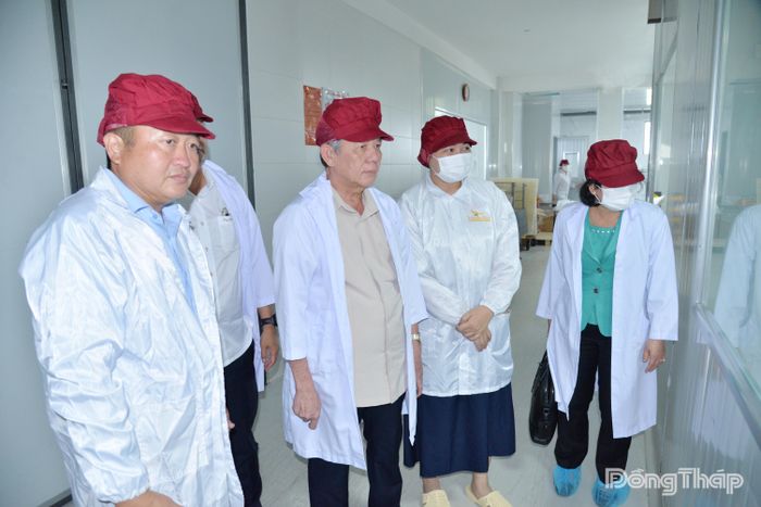 Đồng chí Ngô Chí Cường và các thành viên trong Đoàn tham quan nhà máy sản xuất của Công ty TNHH Thương mại Dịch vụ Trí Sơn.